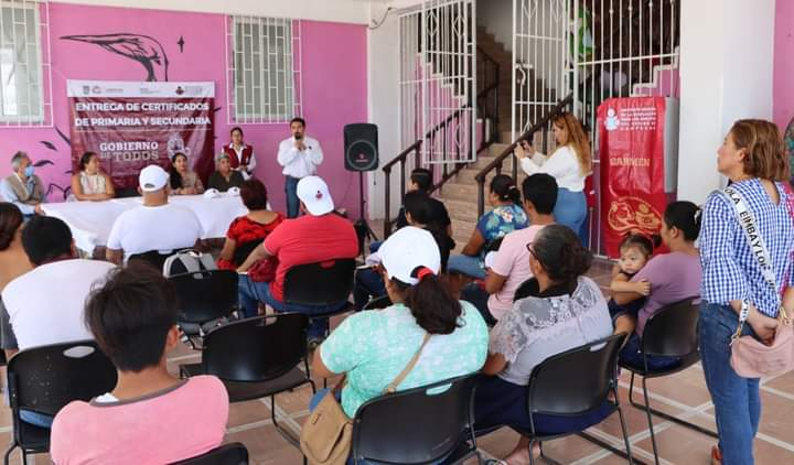 La ceremonia se realizó en la sala de cultura de la junta municipal de Sabancuy, con la presencia de Angélica Herrera Canul y Eloísa Hernández.