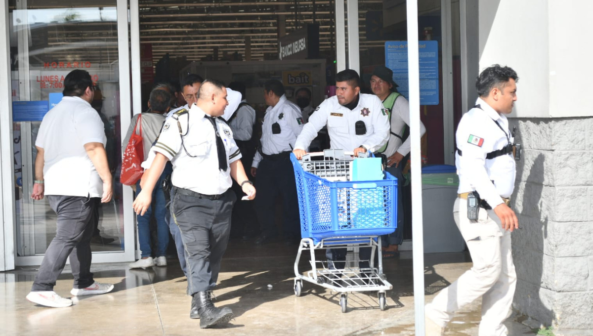 La pareja escondió herramientas en su pantalón y pagó otros artículos antes de ser interceptada por los guardias.