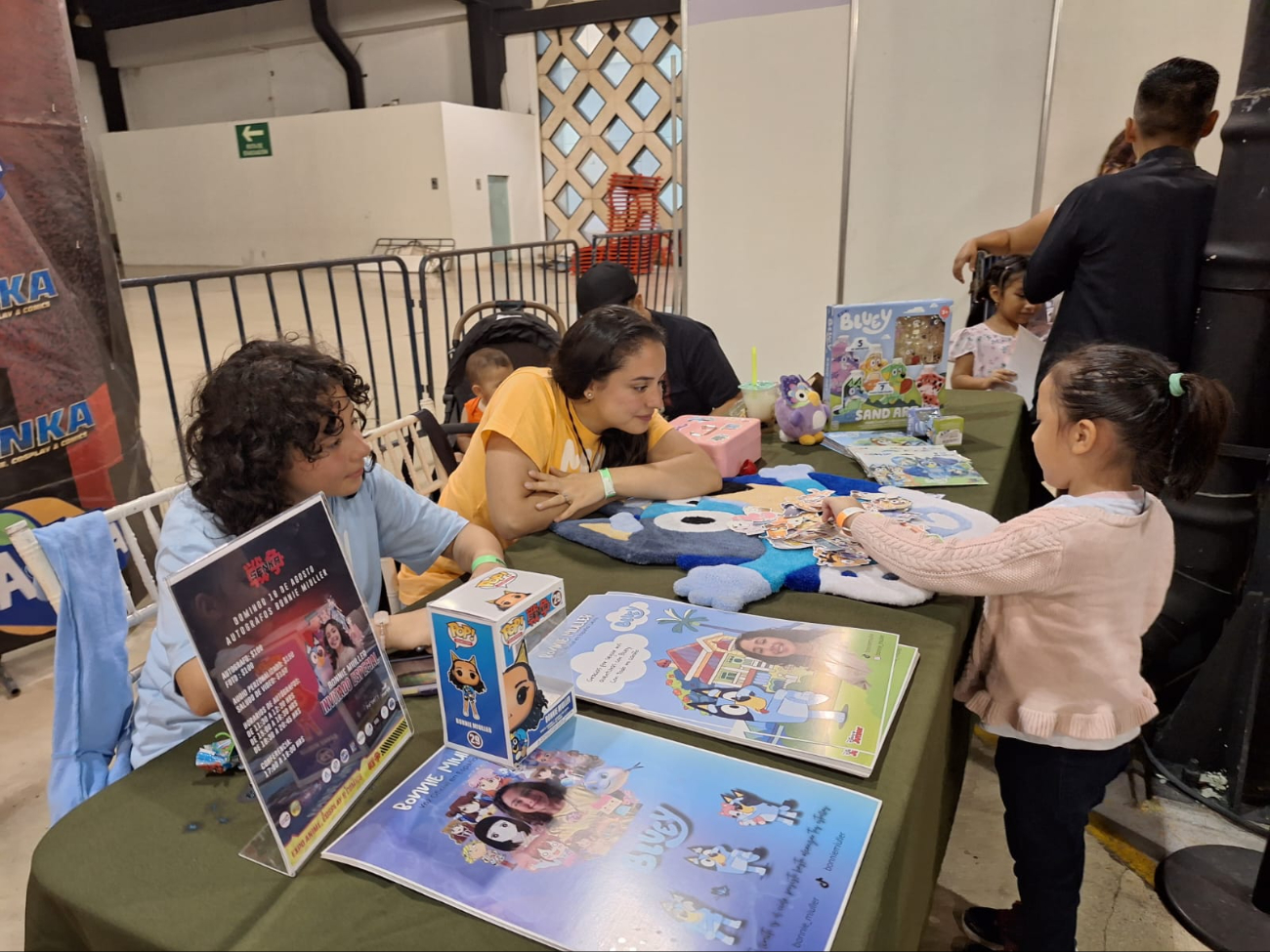 Niños visitaron el set donde se encontraba la voz de Bluey