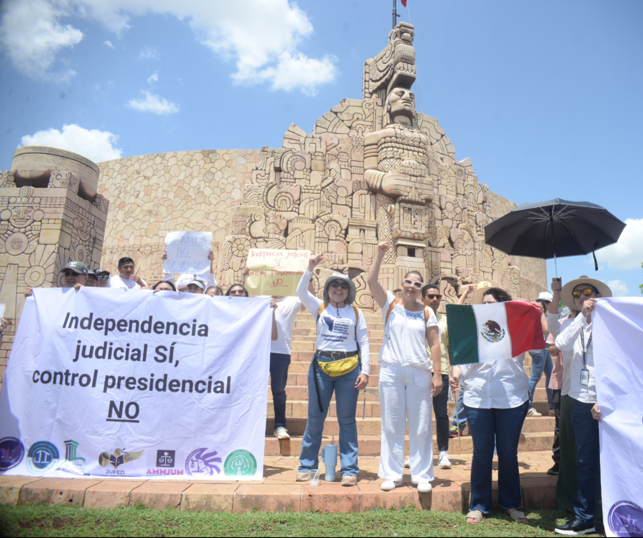 Empleados del Poder Judicial en Mérida protestan en el Monumento  a la Patria