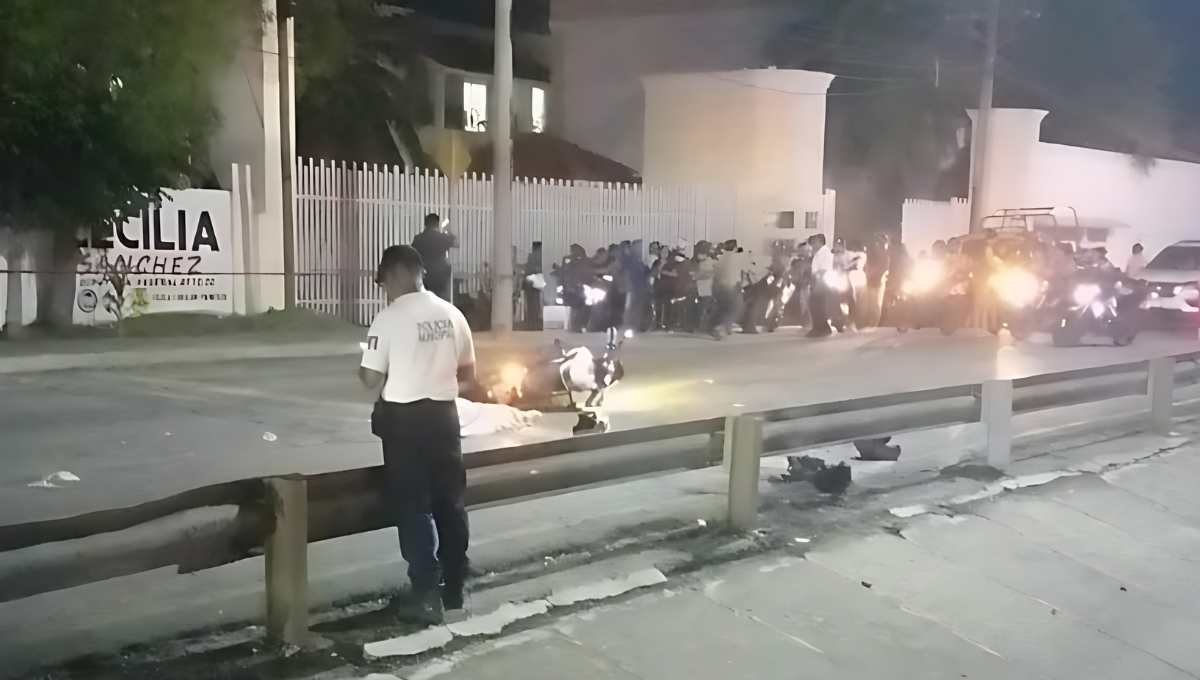 Una pareja de motociclistas chocó contra un tráiler en la avenida Isla de Tris, Campeche, debido al exceso de velocidad y la falta de precaución.