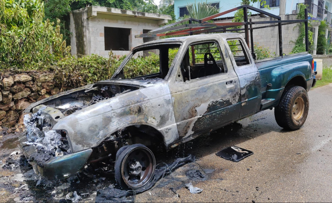 Calcinada quedó una camioneta en  Quintana Roo