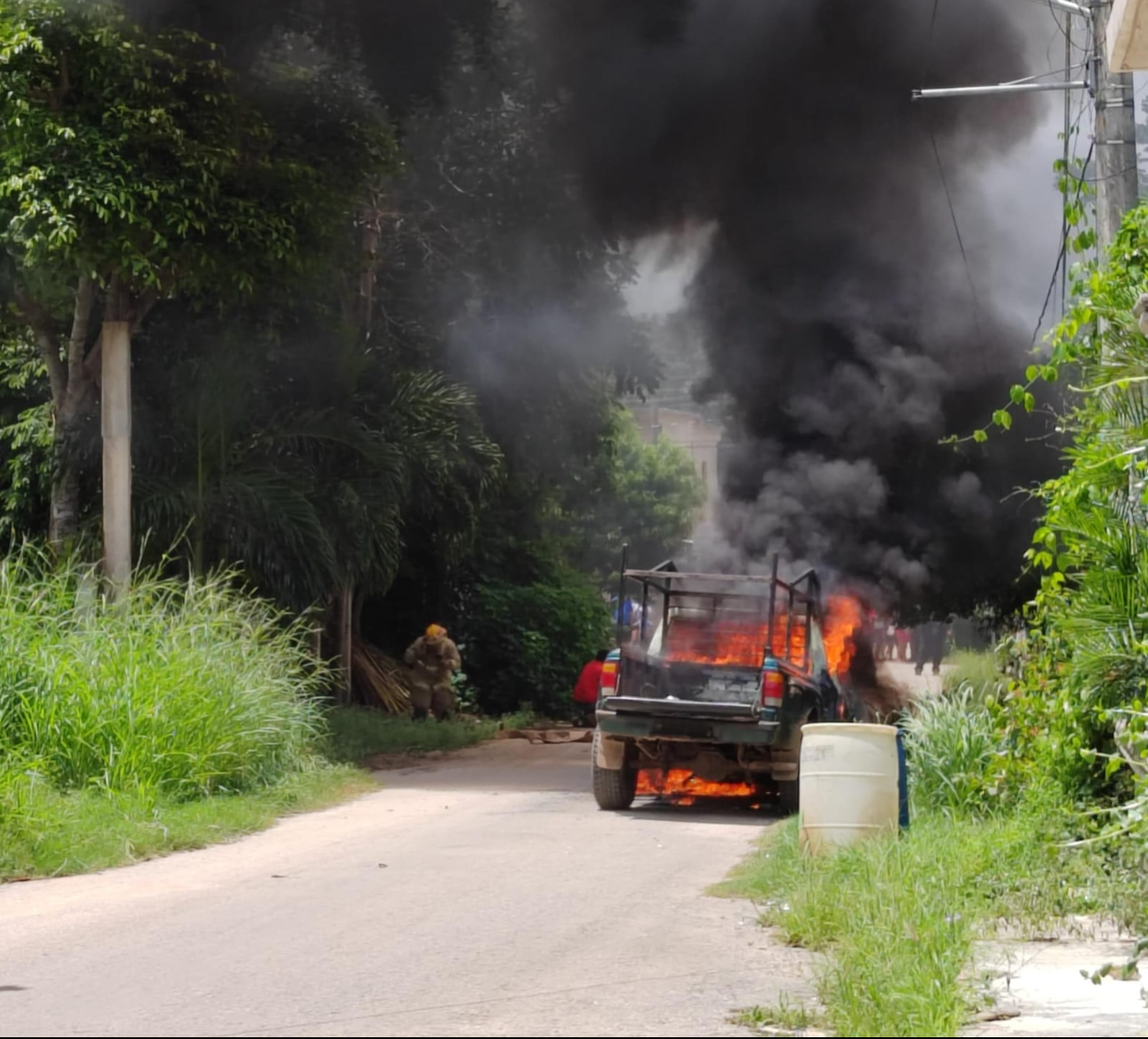 Corto circuito genera incendio de camioneta