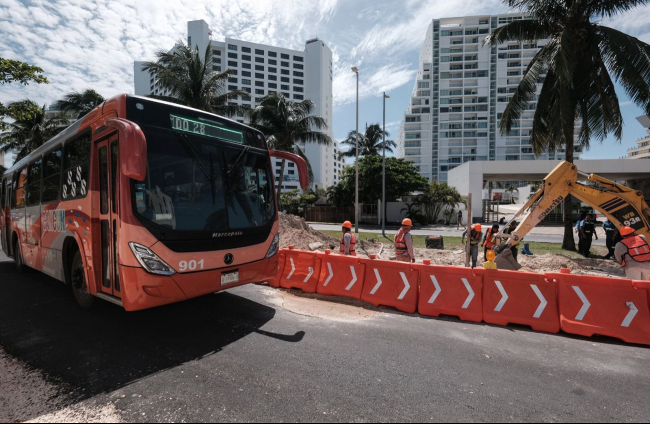 El tráfico en la Zona Hotelera afecta a trabajadores y turistas