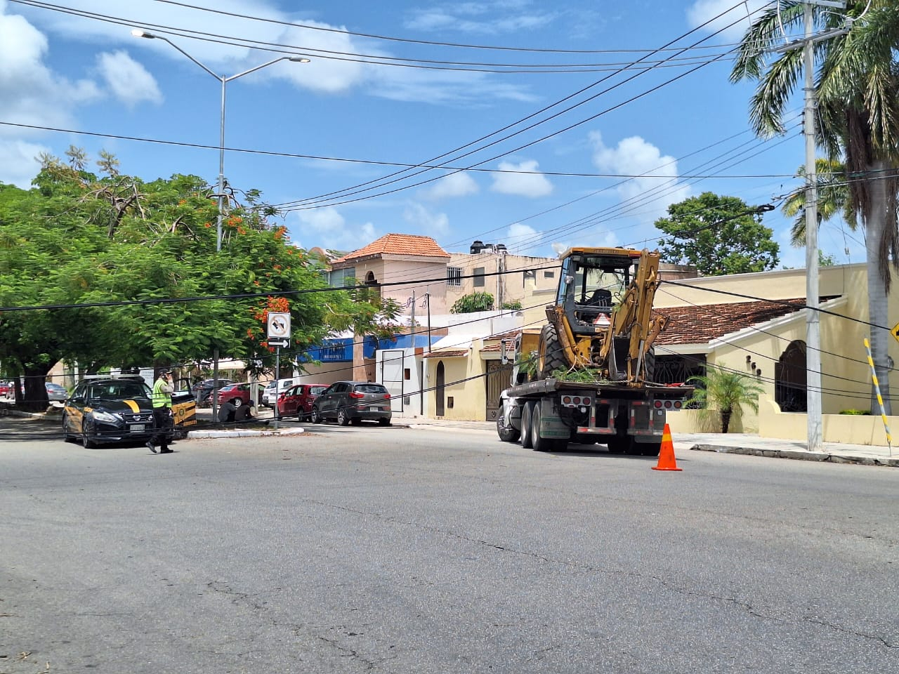 La grúa llevaba una maquina de construcción, la cual se enredó en los cables