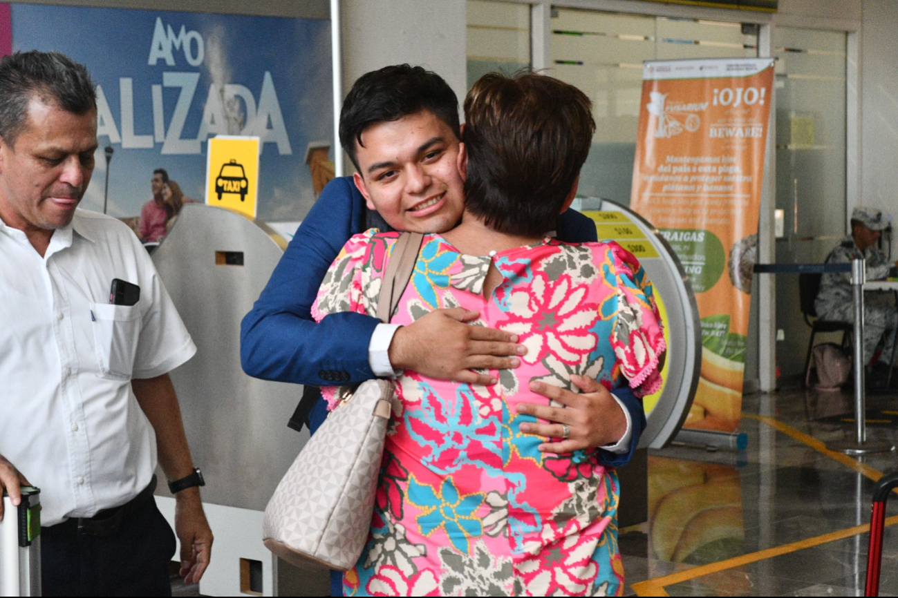 Más de 20 personas asistieron a la terminal para recibirlo, generando miradas de asombro y felicidad.