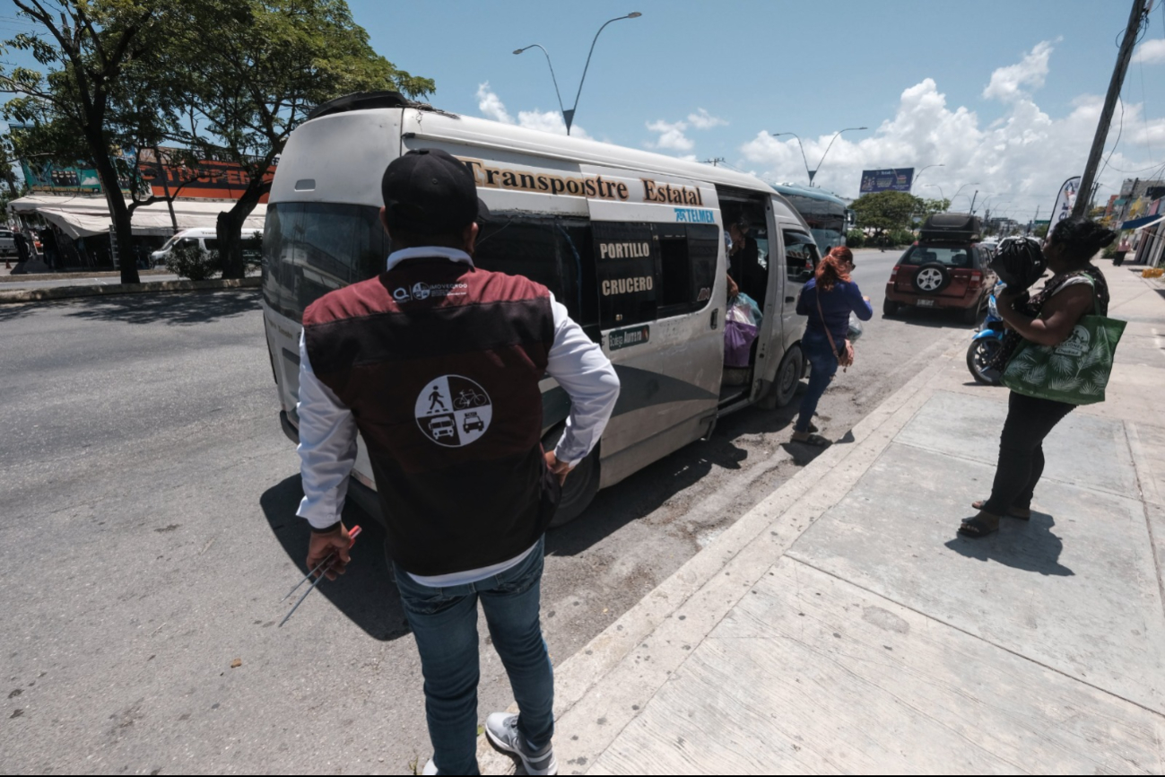 Personal del Instituto de Movilidad de Quintana Roo se instaló en varios puntos de Cancún para verificar las unidades