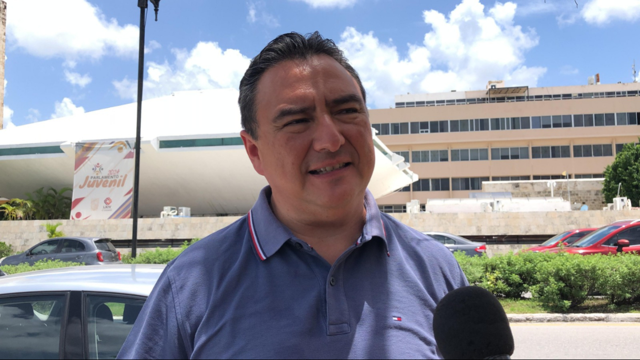 Ricardo Medina Farfán, del PRI, cuestiona la privatización de servicios públicos en Campeche, exigiendo justificaciones claras.