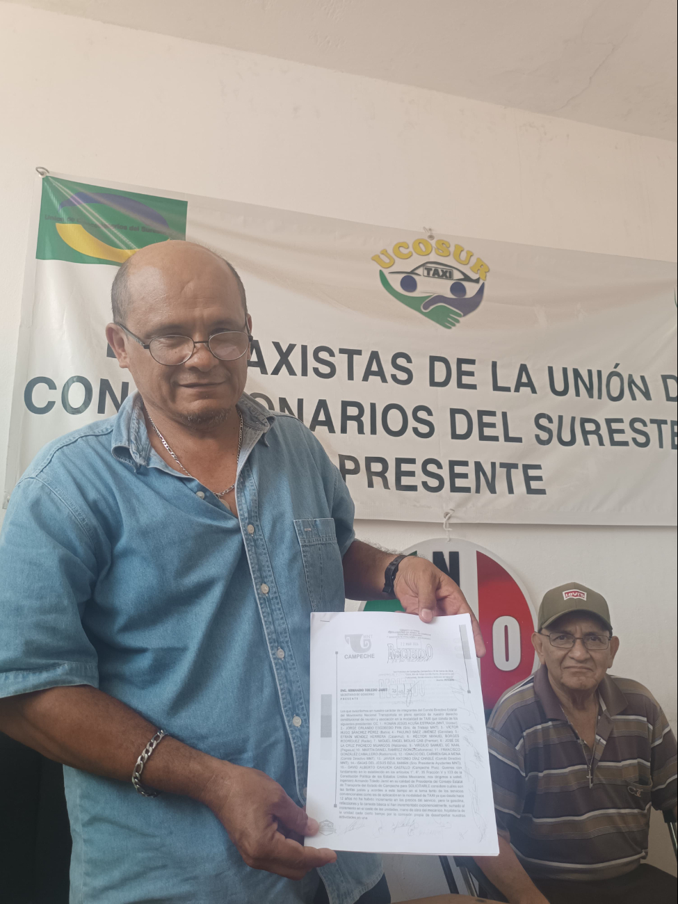 Román Acuña Estrada presentó el documento de las nuevas tarifas al Consejo Estatal del Transporte.