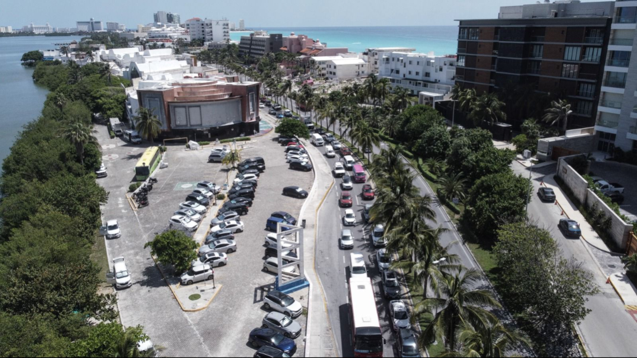 Zona Hotelera de Cancún sufre congestionamiento vehicular por obras de drenaje 