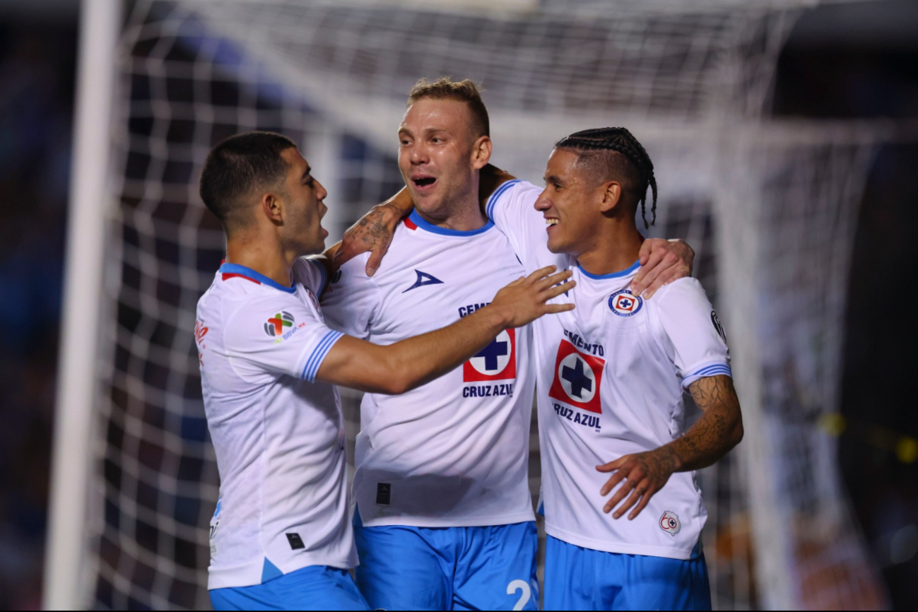 Cruz Azul vuelve a la senda del triunfo y recupera el liderato en la Liga MX