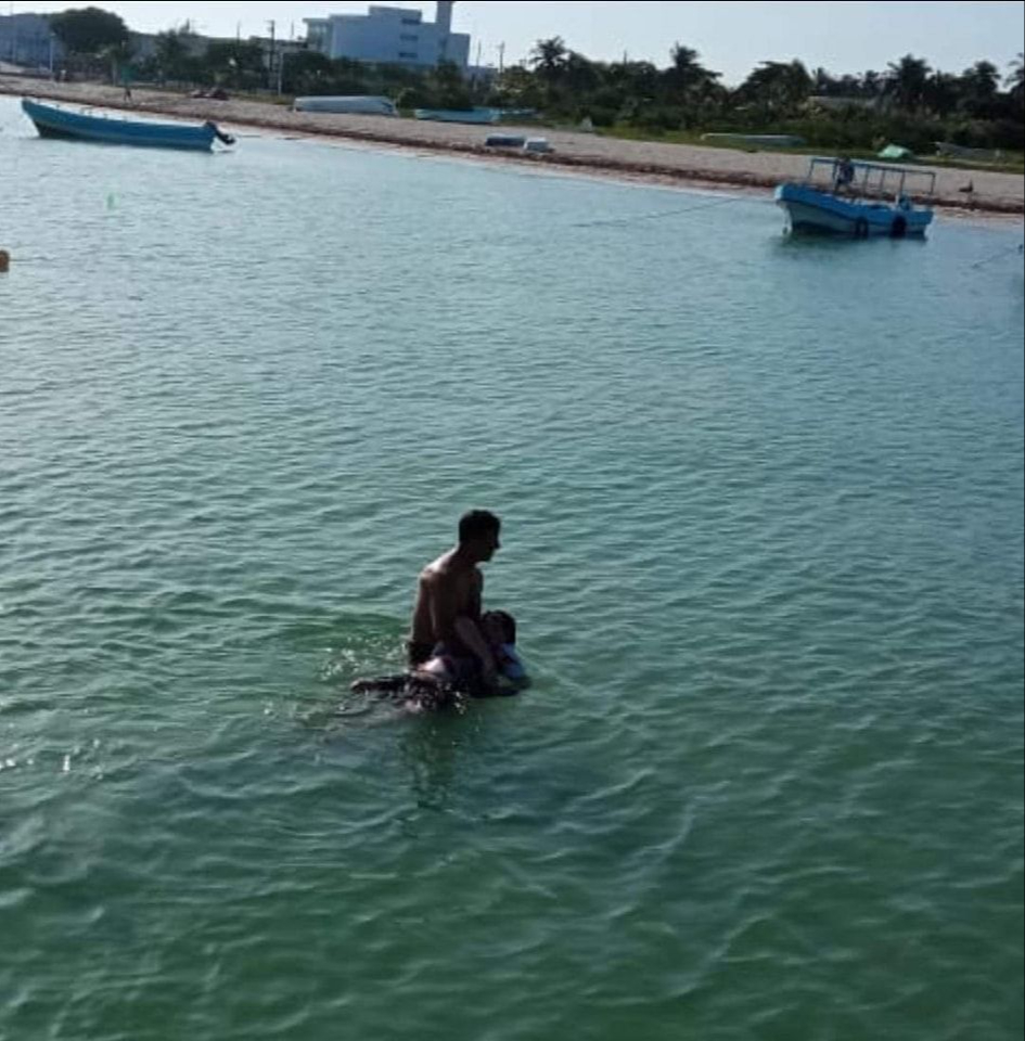 Hombre resbala del muelle de Progreso y cae al mar 