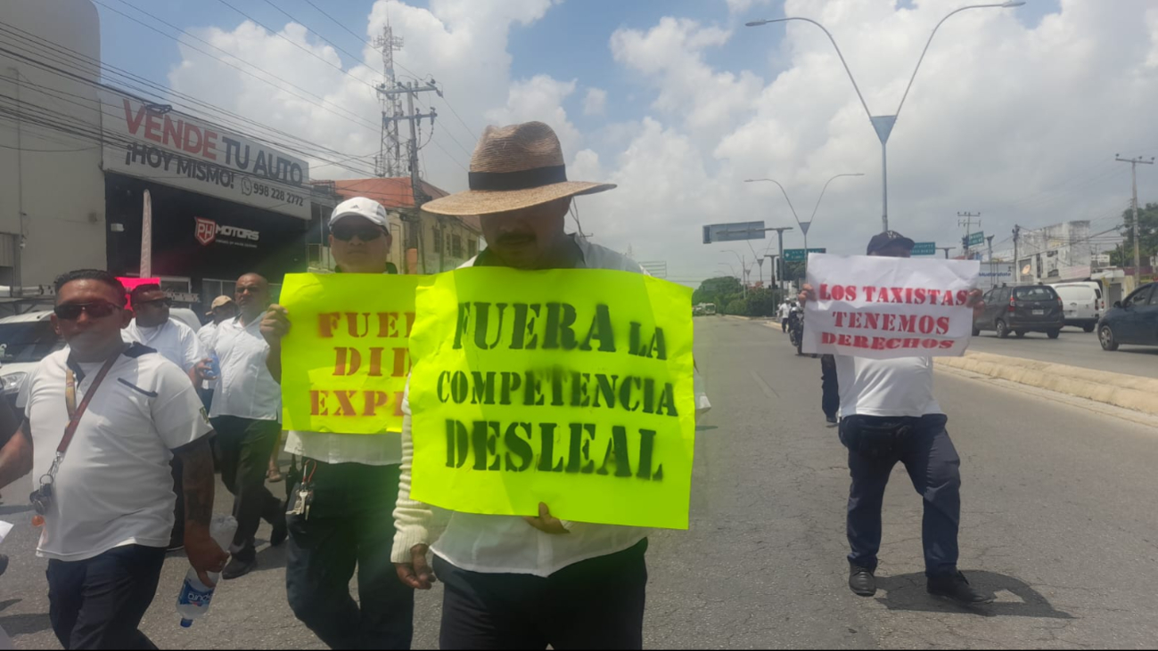 Taxistas de Cancún protestan en contra de las operaciones de Uber