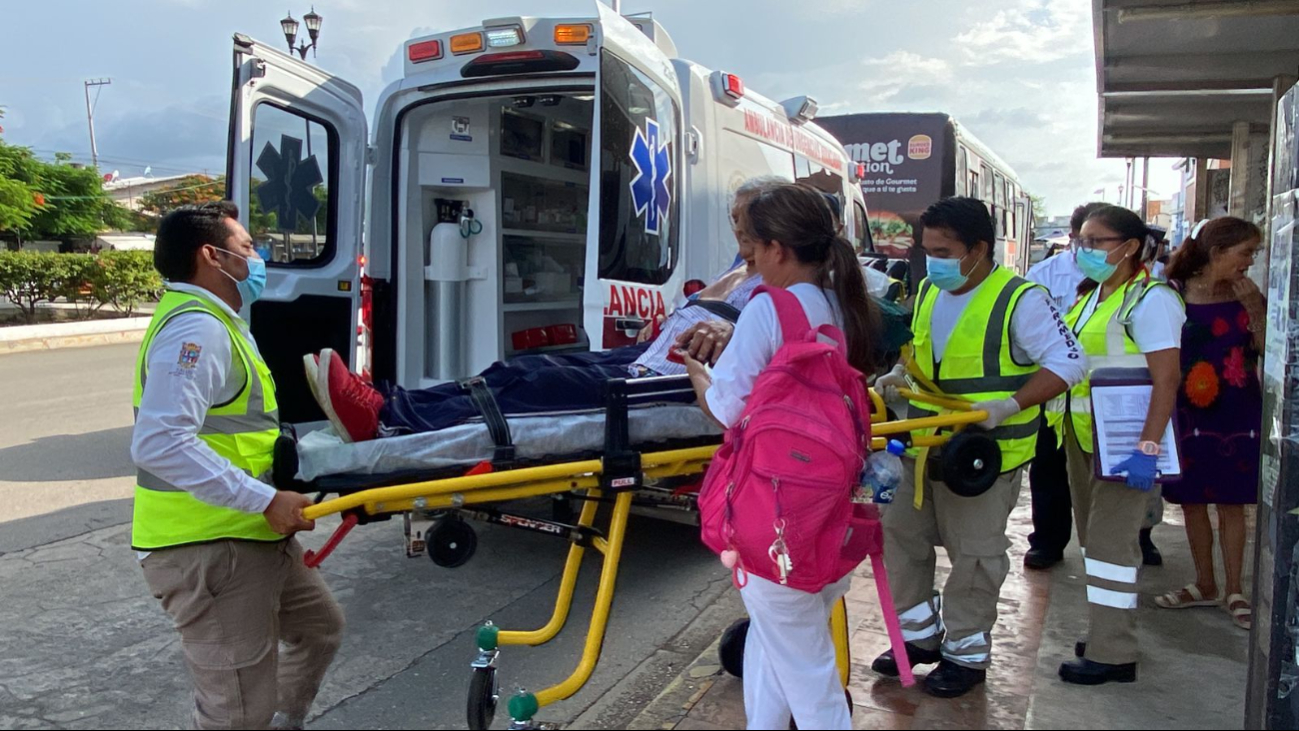 Un hombre de 85 años fue llevado al hospital del IMSS tras desplomarse en un paradero de camiones por fallas cardíacas.