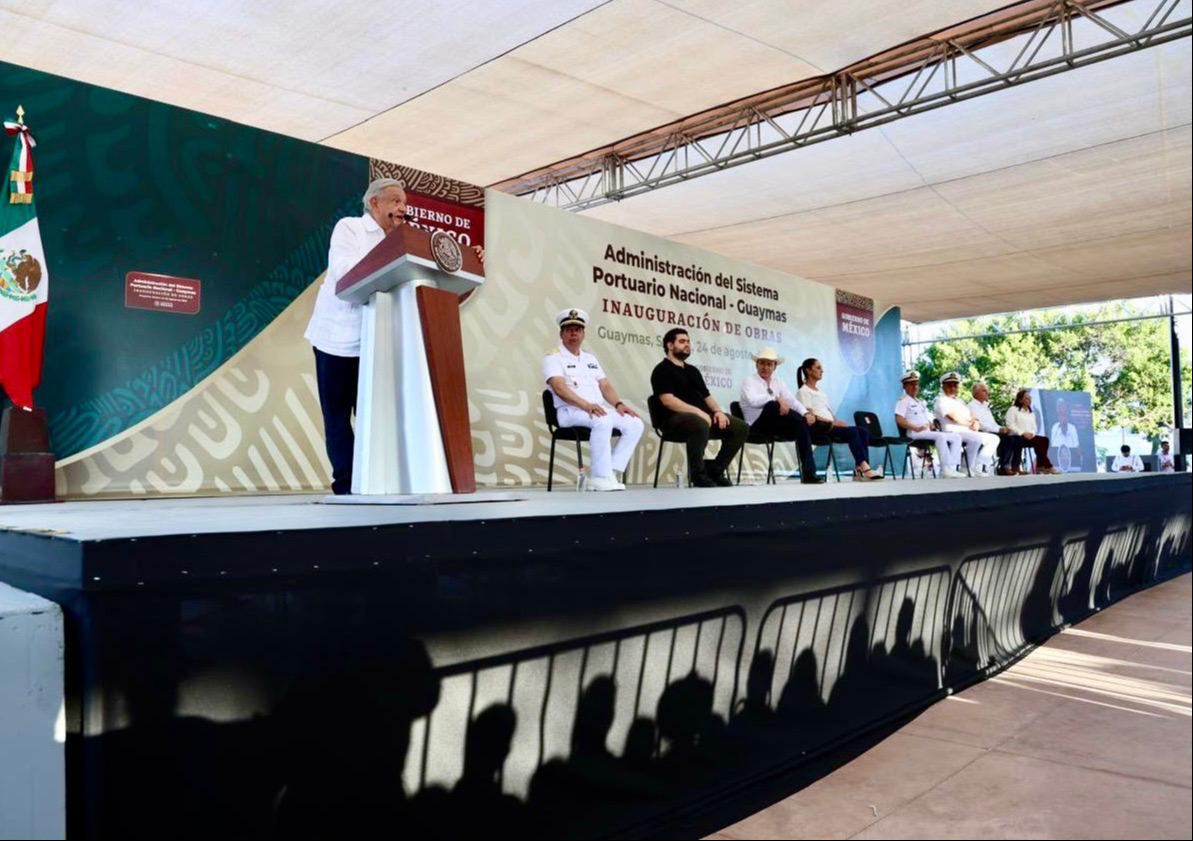 AMLO durante su discurso en Guaymas