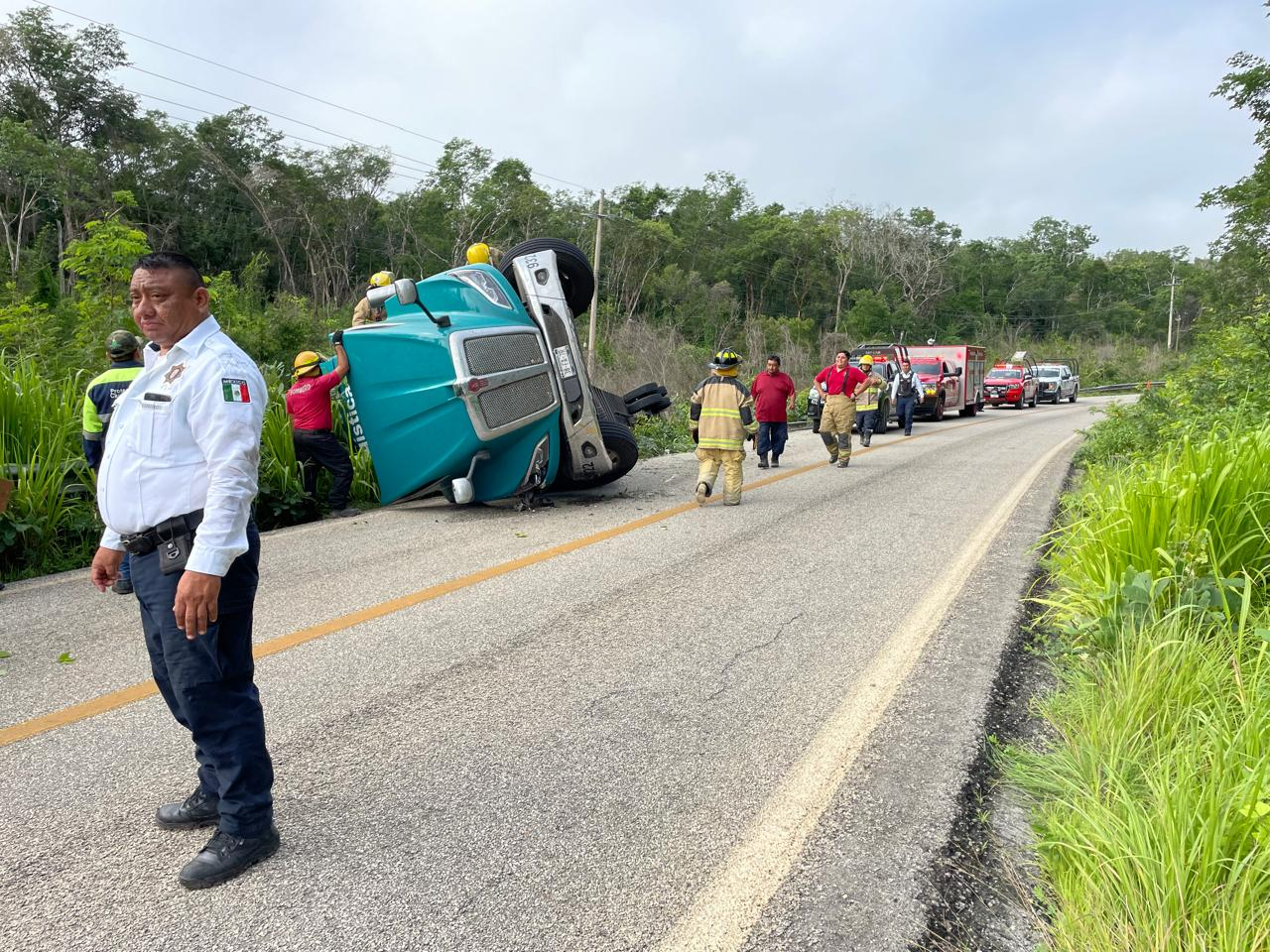 Automovilistas reportaron el accidente al 911 y llegaron paramédicos y la policía municipal.