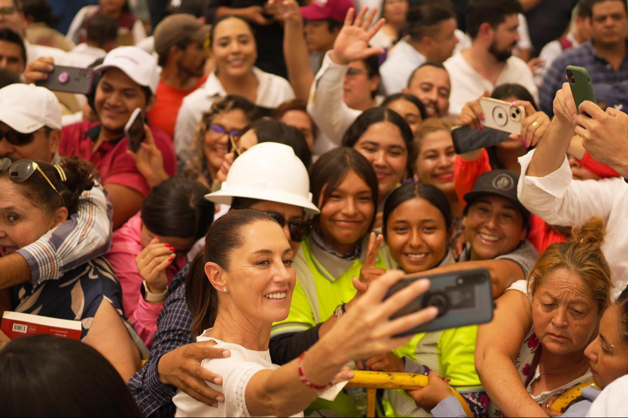 Claudia Sheinbaum convive con simpatizantes en La Laguna