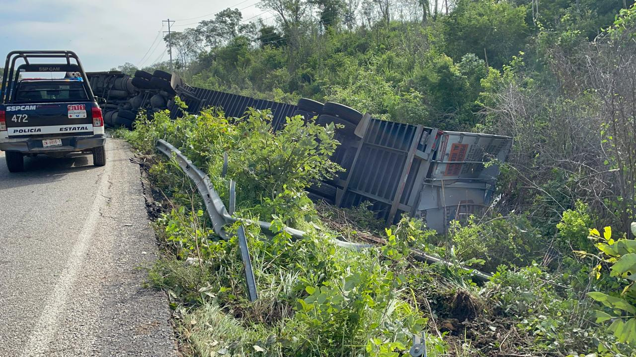 El exceso de velocidad y el peso hicieron que el conductor se orillara demasiado y derribara el muro de contención.