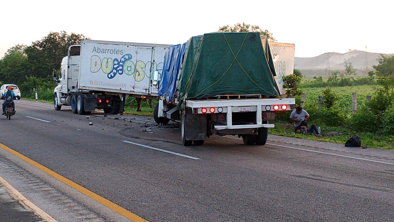 El impacto sacó al tráiler del carril carretero.