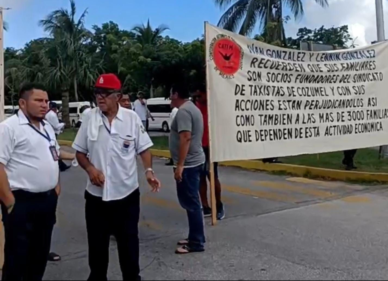 Taxistas bloquean la entrada al aeropuerto de Cozumel 