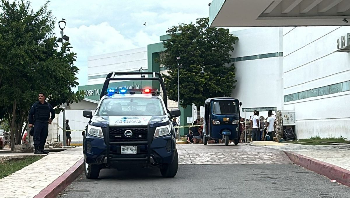 El mototaxi permanece a la entrada del hospital en Cancún