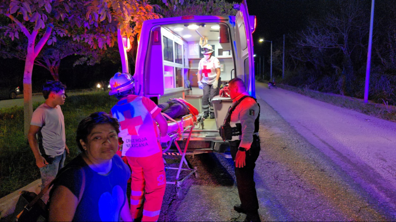 Mujer termina lesionada por bache