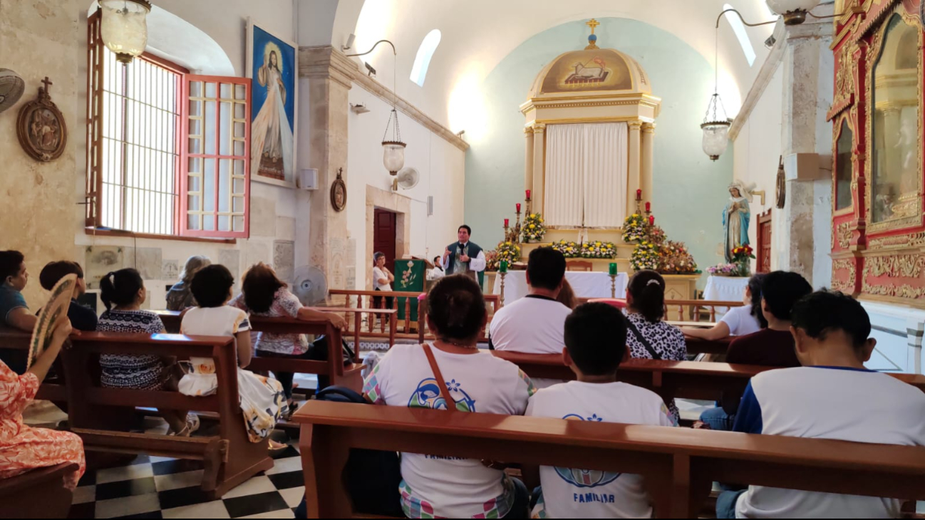 Pequeños y jóvenes esperaron a recibir la bendición