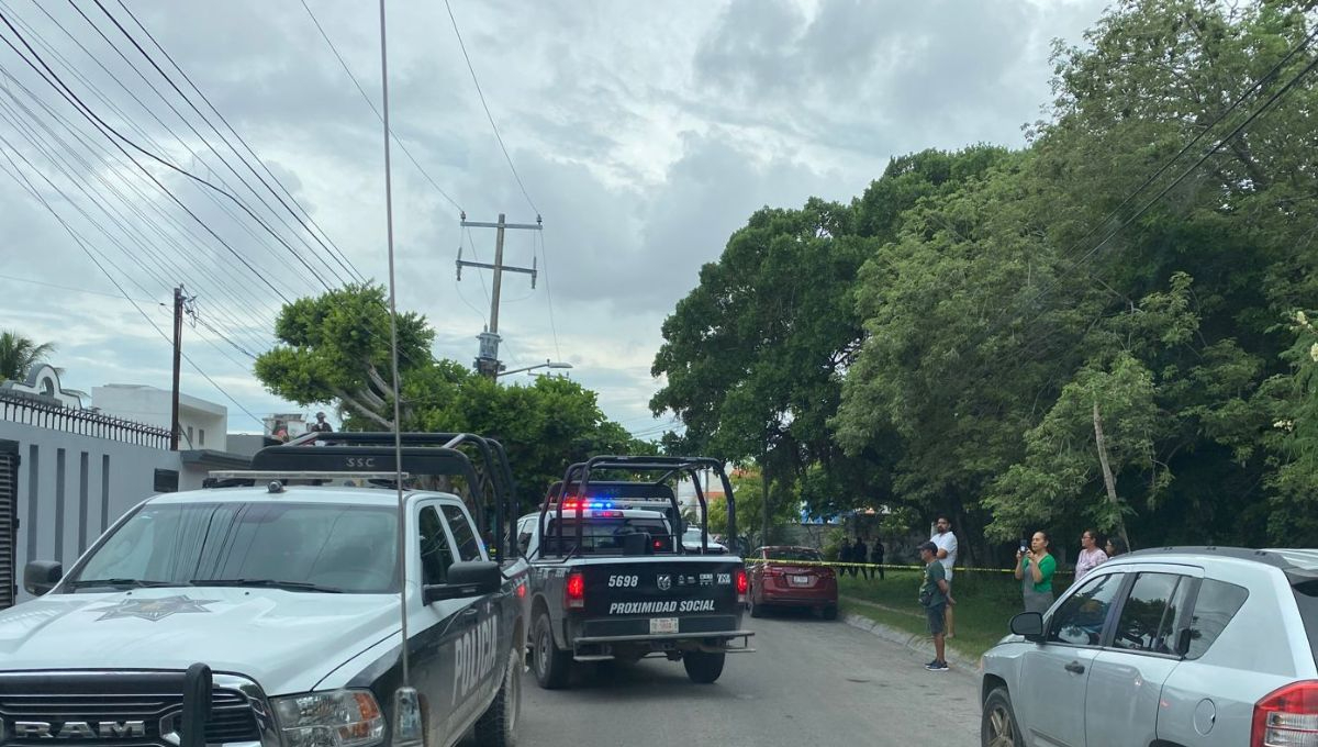 Hombre resulta intoxicado tras intentar apagar incendio dentro de su vivienda en Cancún