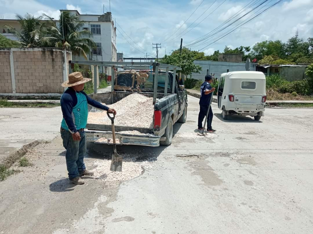 Ciudadanos bachean vialidad donde tres mujeres resultaron gravemente heridas en accidente