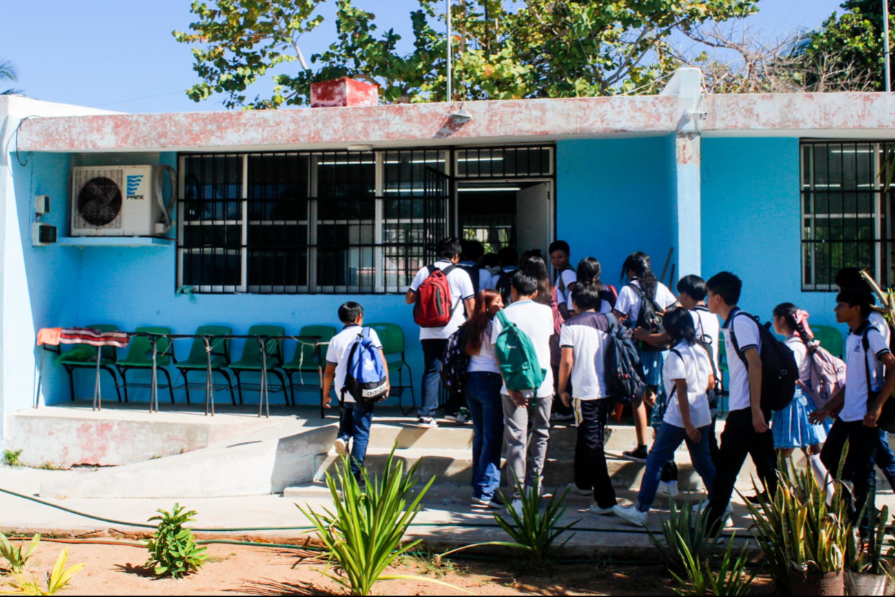 Desde las 7:00 de la mañana, los estudiantes ingresaron a las aulas