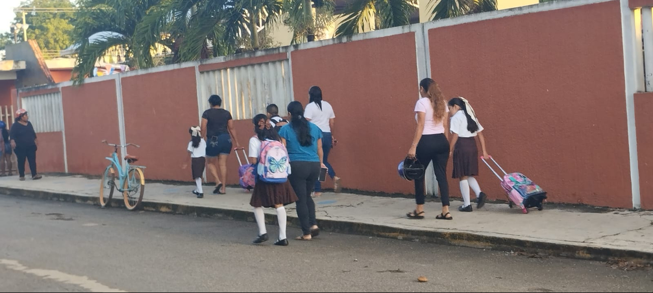 Desde temprana hora comenzaron a llegar los estudiantes a la escuela