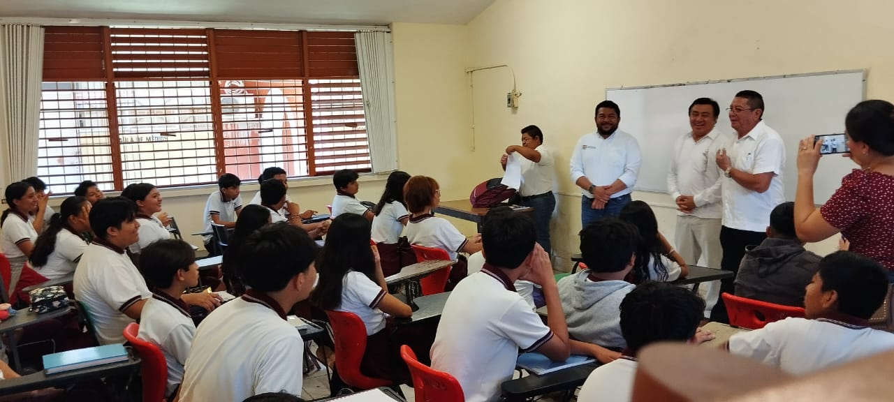 El presidente municipal y el supervisor de escuelas secundarias realizaron recorridos en las aulas