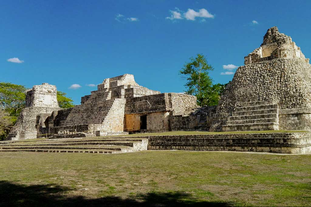 Estructuras piramidales, basamentos abovedados y edificios habitacionales fueron levantados en un plano horizontal desde hace más de dos milenios,