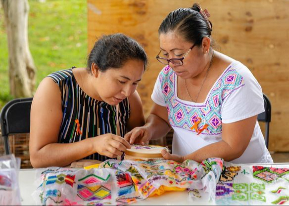 Más de 80 mujeres aprenden sobre el bordado artesanal en Tulum