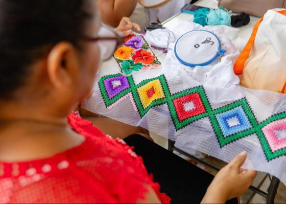 Más de 80 mujeres aprenden sobre el bordado artesanal en Tulum