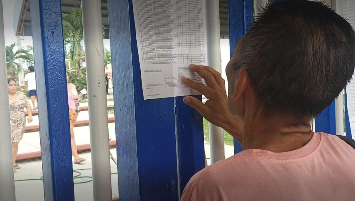 Padres de familia acuden a las instalaciones para inscribir a sus hijos