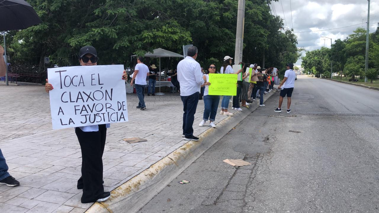 Alrededor de 100 trabajadores siguieron con las protestas a una semana de haber iniciado