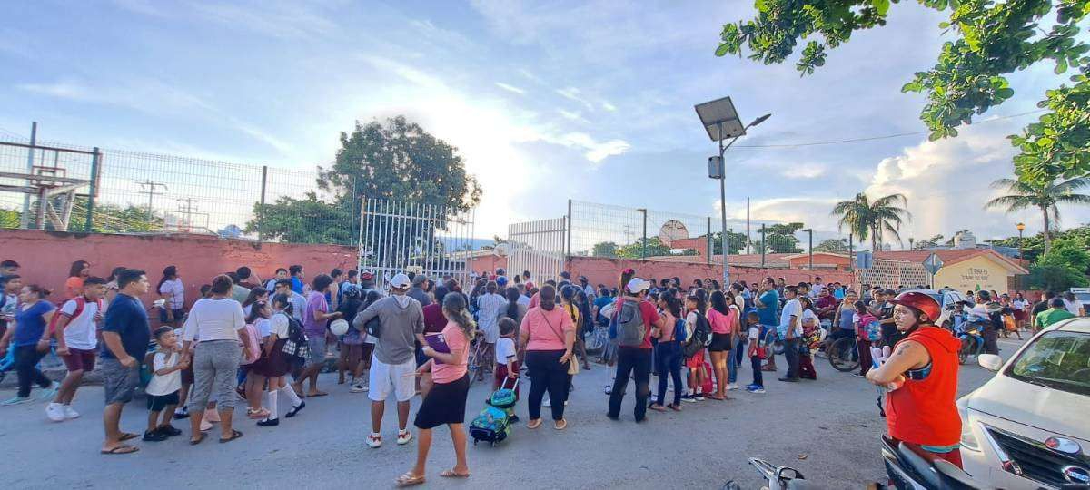 Un total de 73 escuelas públicas y 14 privadas abrieron sus puertas por el regreso a clases