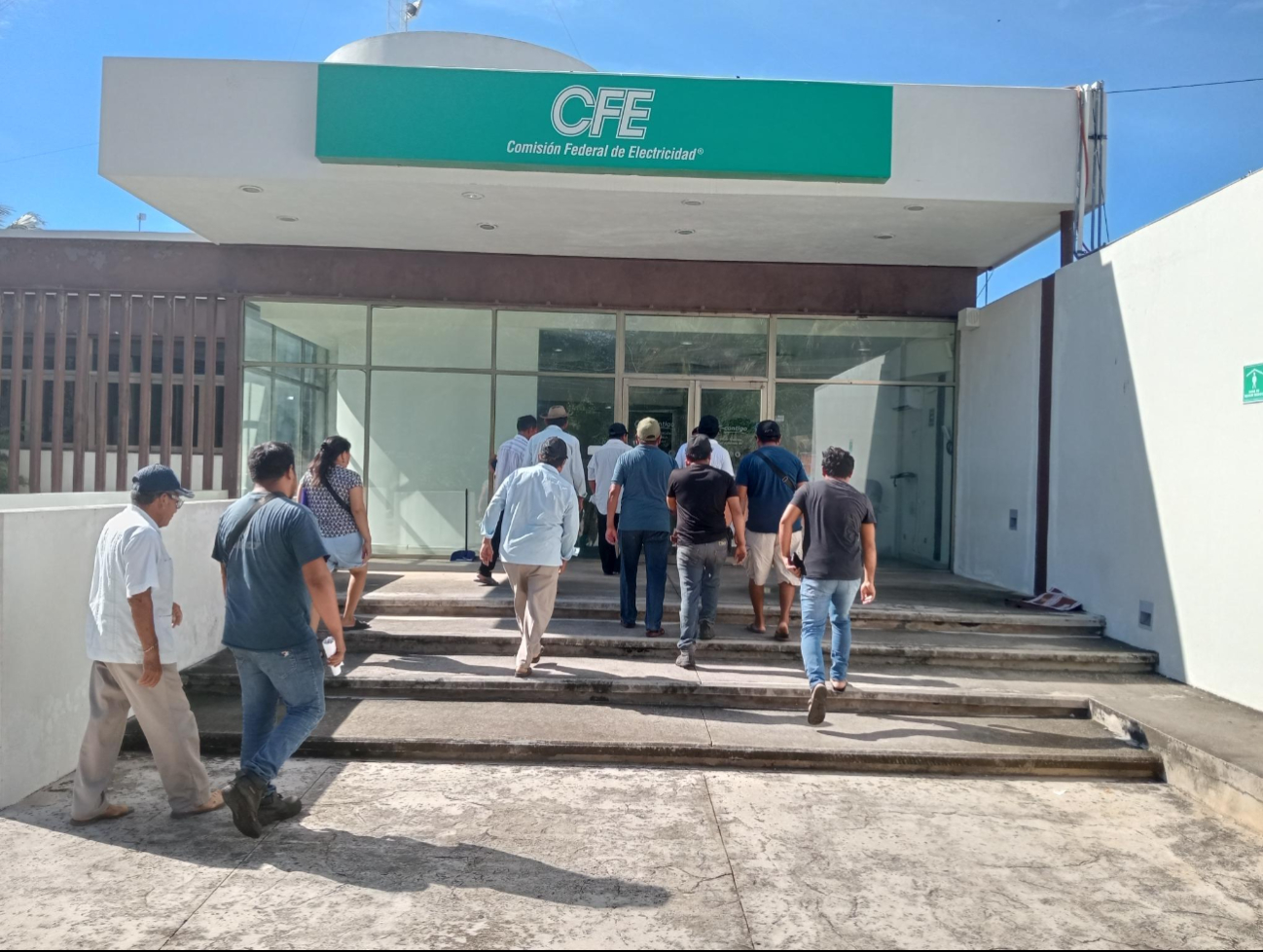 Citricultores de Kinchil acudieron a las ofi cinas de la CFE para exigir respuestas