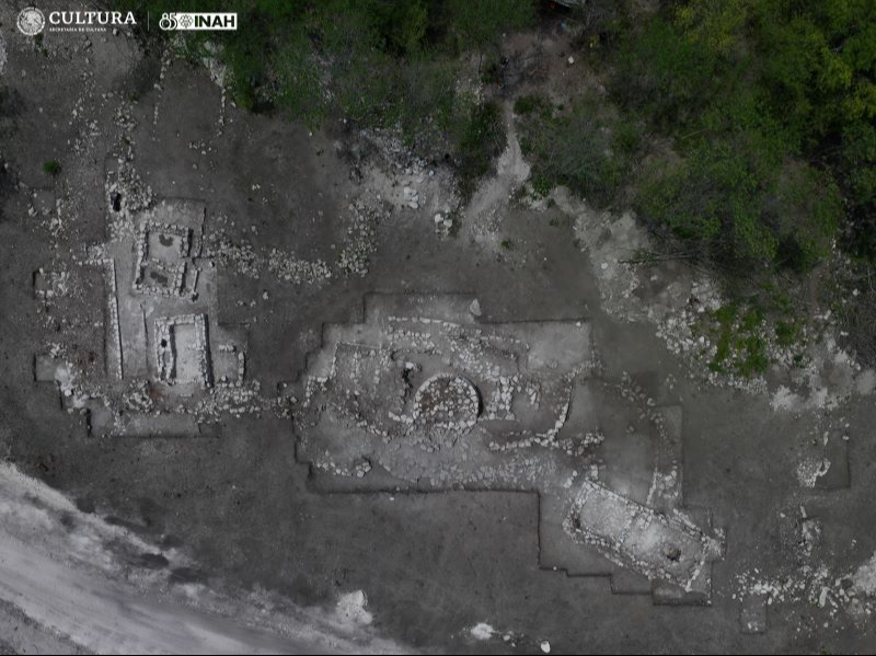 El sitio arqueológico fue encontrado en el tramo 7 del proyecto ferroviario y está siendo restaurado piedra por piedra.