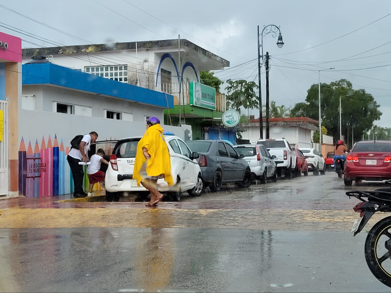 Fuertes lluvias causan encharcamientos de calles en Felipe Carrillo Puerto