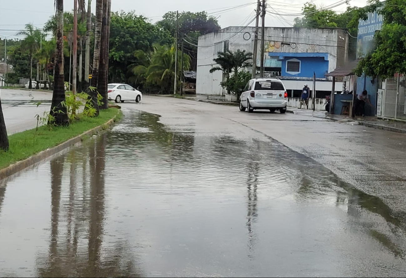 Padres de familia salieron con impermeables y paraguas por las lluvias