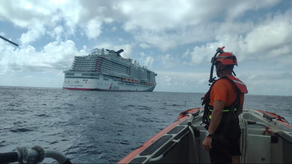 Personal de la Novena Región Naval arriba al crucero en Isla Mujeres