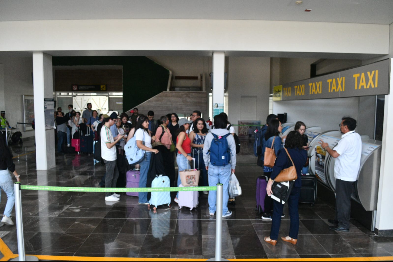 Taxis del aeropuerto de Campeche saturados por viajeros