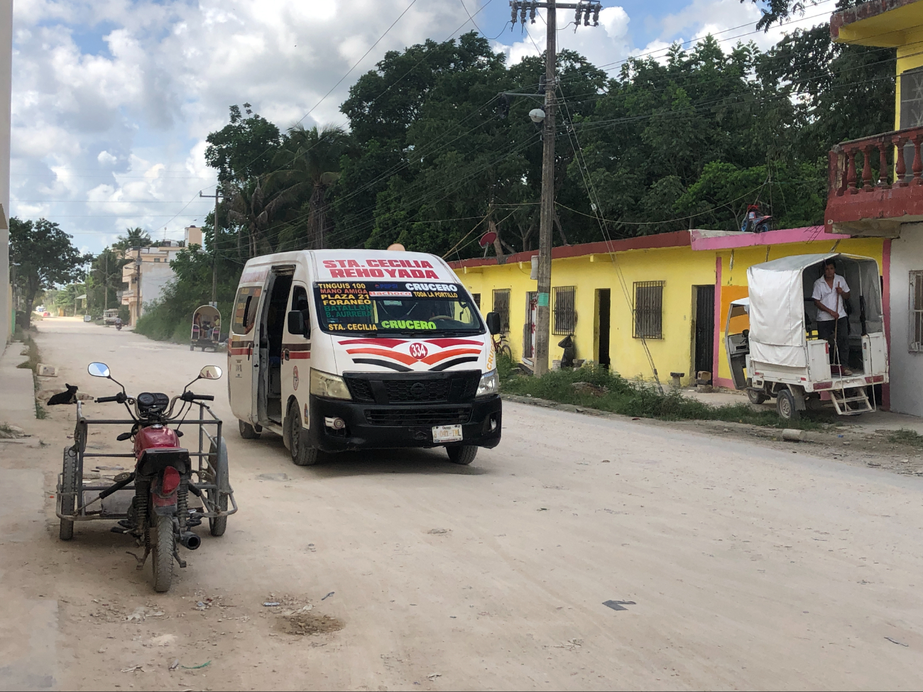 Vecinos de colonias irregulares de Cancún pagan hasta 120 pesos diarios en transporte