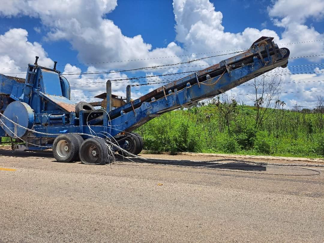 Debido a la maquinaria, el tráiler logró llevarse cuatro postes de luz