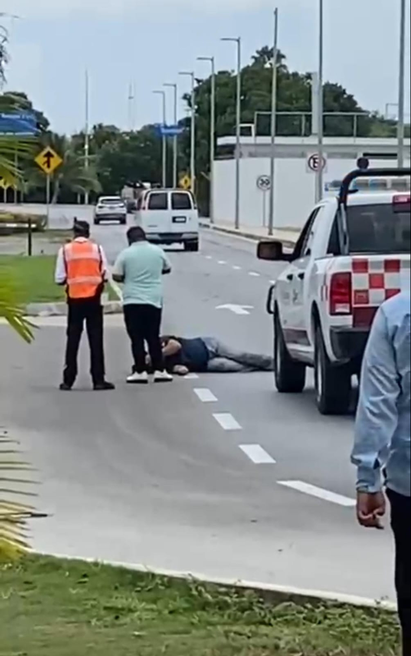 El hombre quedó tendido en el suelo, tras el impacto