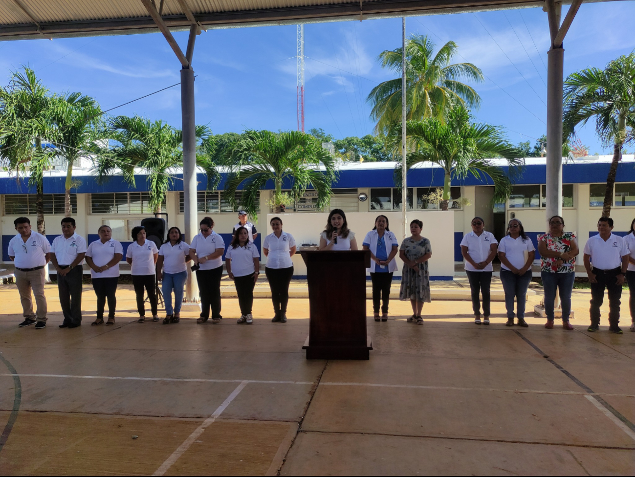 La nueva funcionaria estuvo presente en la bienvenida a los educandos tras las vacaciones.