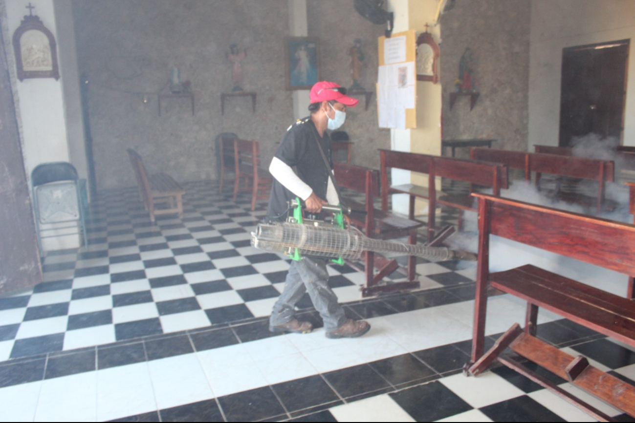 Se han fumigado escuelas, templos evangélicos y la Iglesia Católica del poblado.