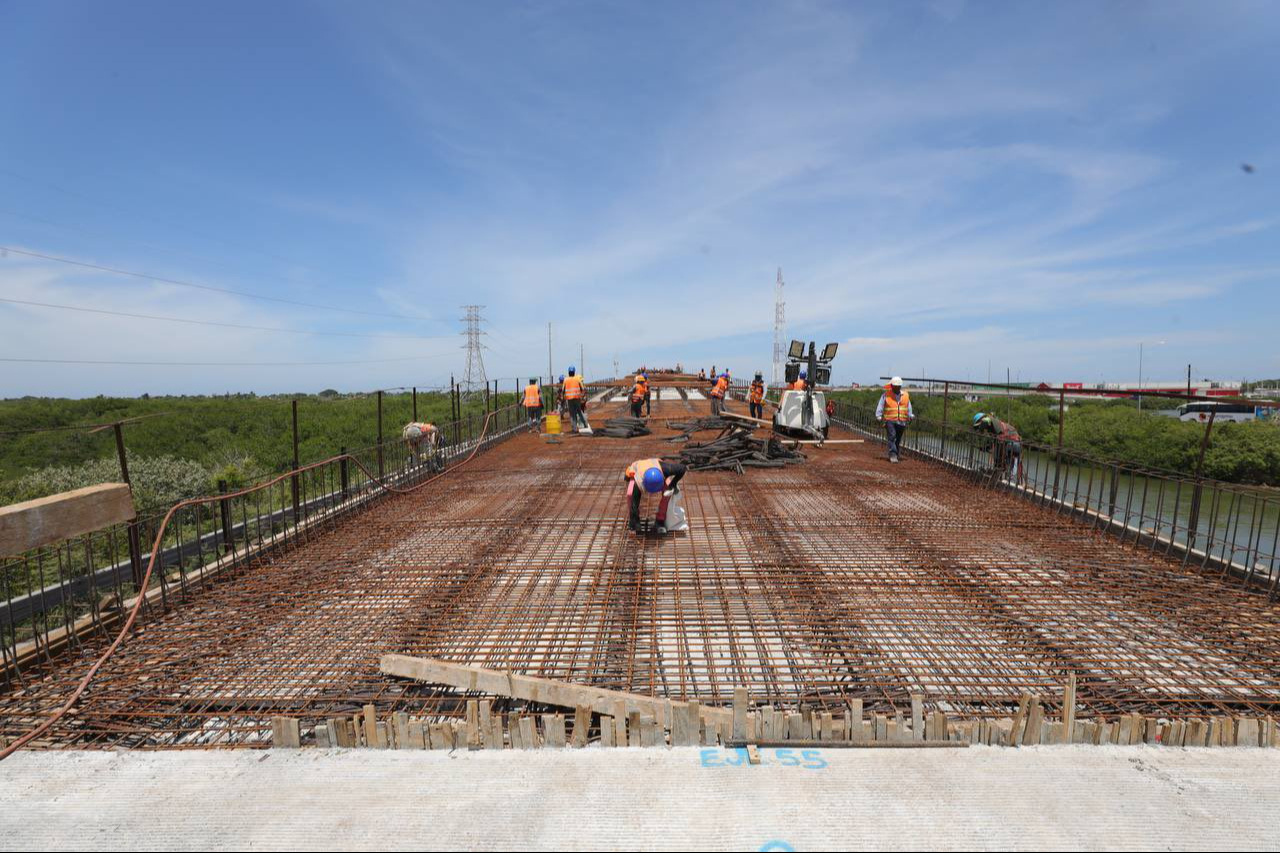 Trabajadores continúan con la obra en Progreso